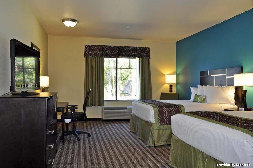 Best Western Plus Desoto Inn & Suites Mansfield Номер фото